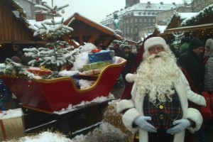 Дед Мороз, упав из своих "оленевых" саней с высоты километра сломает шею и растеряет подарки